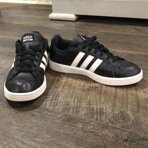ADIDAS BLK/WHITE WOMENS SHOE SIZE 8 1/2